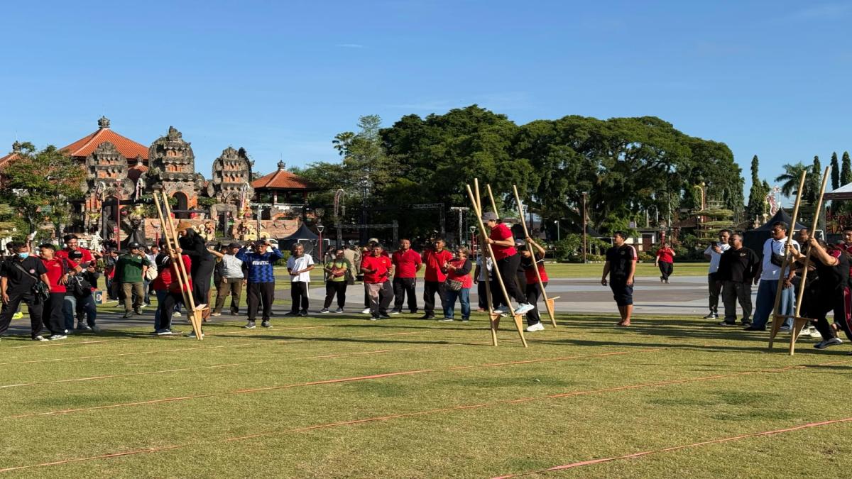 ASN Gianyar Semarakkan HUT ke-255 Lewat Lomba Olahraga Tradisional