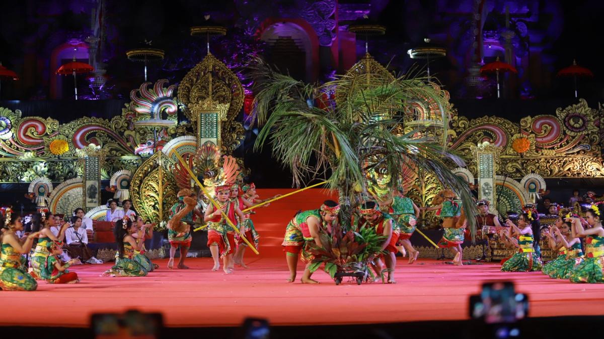 Barungan Agung Bius Ribuan Penonton, Empat Sekaa Gong Satu Panggung di Gianyar