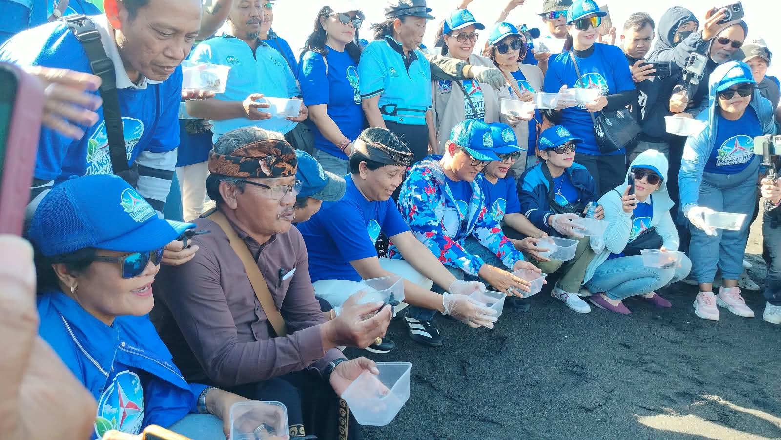 Cinta Alam dari Pantai Lembeng, Demokrat Gianyar Bersihkan Pantai dan Lepas Ratusan Tukik