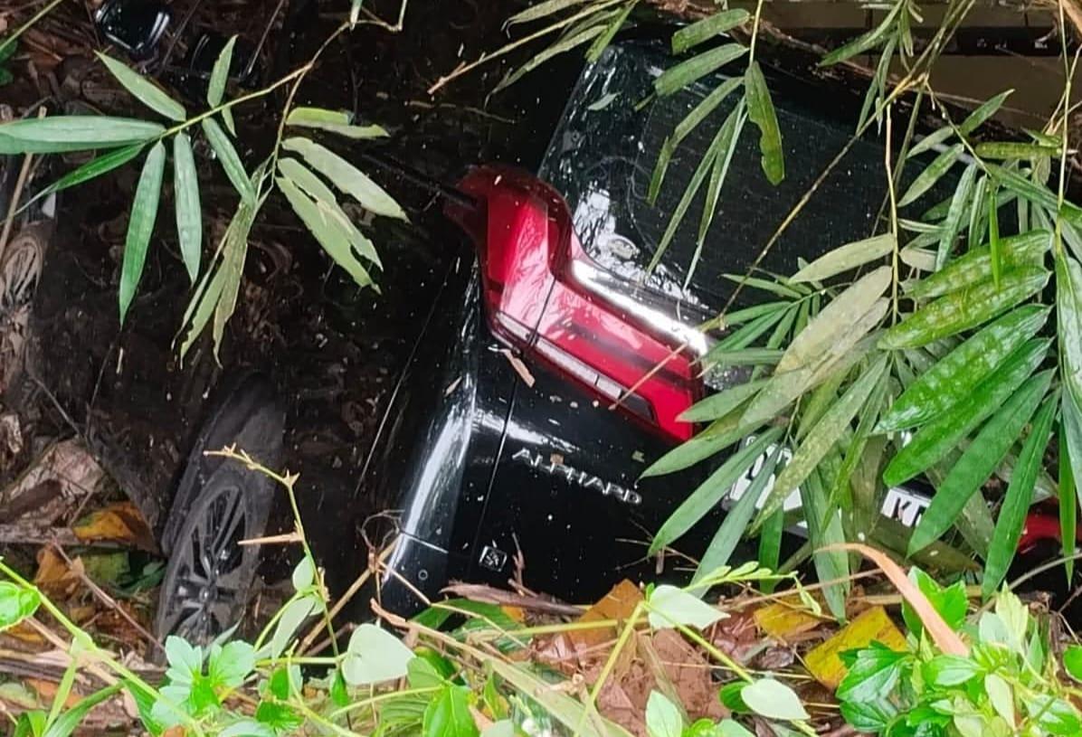 Diduga Salah Ambil Belokan, Toyota Alphard Terperosok di Tegalalang