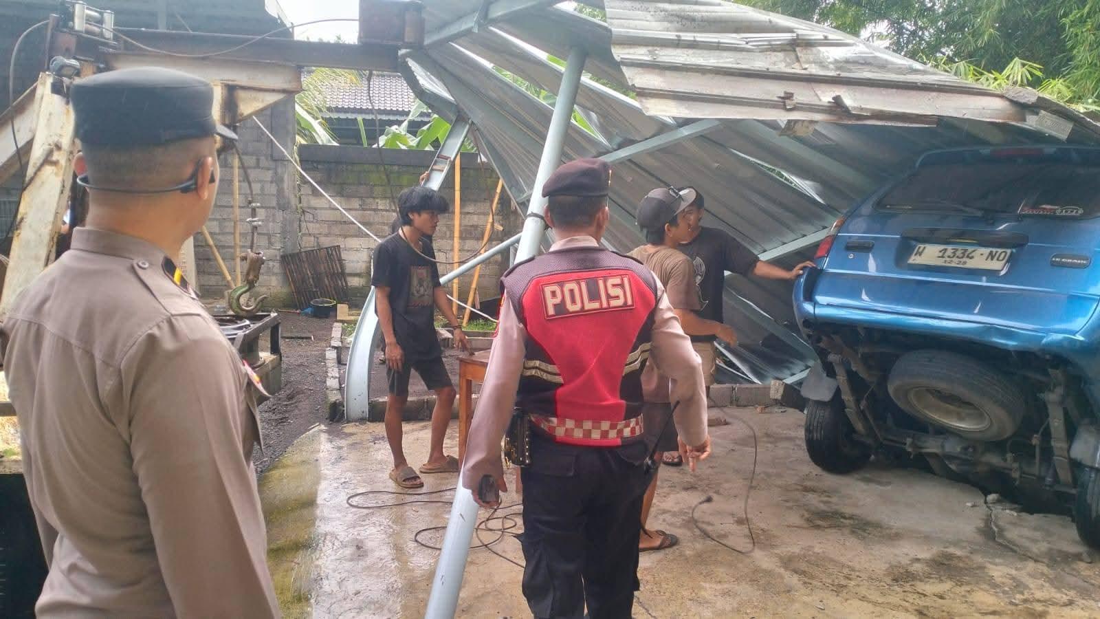 Hujan Deras Picu Tembok Penyengker Roboh di Batuan Sukawati, Garasi Ambrol dan Mobil Tertimbun