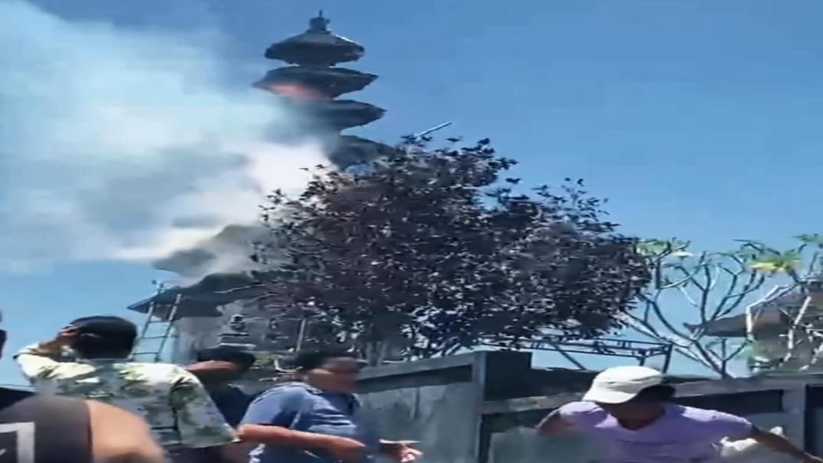 Kapolsek Nusa Penida Turun Tangan Padamkan Kebakaran Pura Puseh, Meru Tumpang 7 Hangus