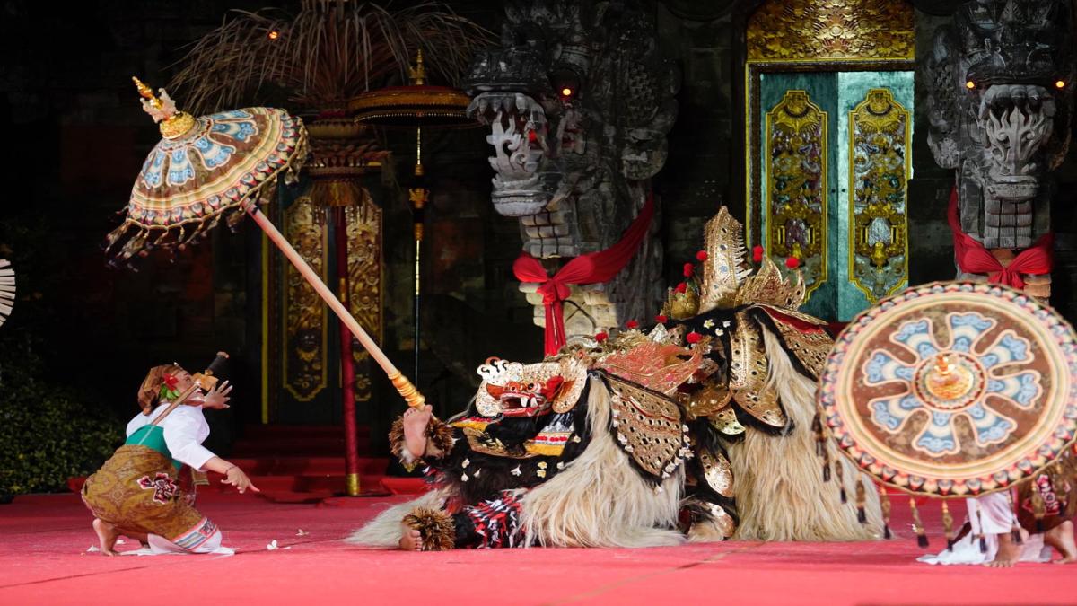 Klungkung Hipnotis Ardha Candra Lewat “Tapuk Apunggul”, Bupati Satria: Barong Bukan Sekadar Tarian, Tapi Warisan Spiritualitas