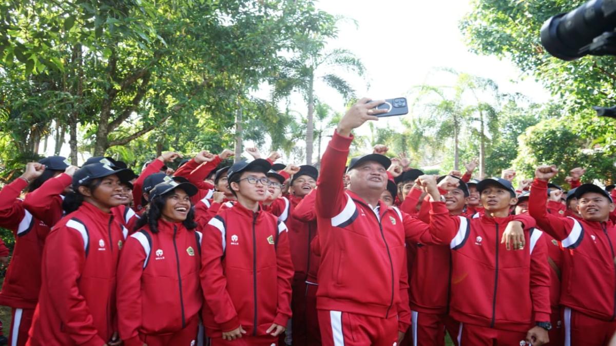 Lepas Kontingen Porprov, Bupati Mahayastra Janjikan Bonus 
