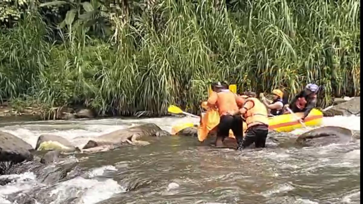 Mayat Pria Tanpa Identitas Ditemukan Tersangkut di Bebatuan Sungai Ayung Ubud