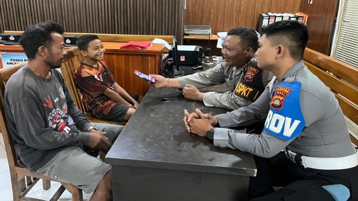 Pelajar Temukan HP di Jalan, Pilih Serahkan ke Polisi hingga Kembali ke Pemilik