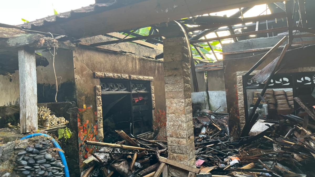 Rumah Warga di Sebatu Ludes Terbakar, Kerugian Ditaksir Rp50 Juta, Warga Padamkan Dengan Alat Seadanya