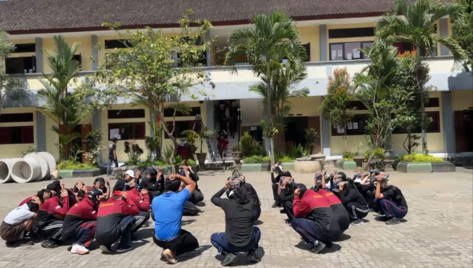 Simulasi Terpadu di SMPN 1 Tampaksiring, Gianyar Uji Kesiapsiagaan Bencana dari Sekolah hingga Command Center 112