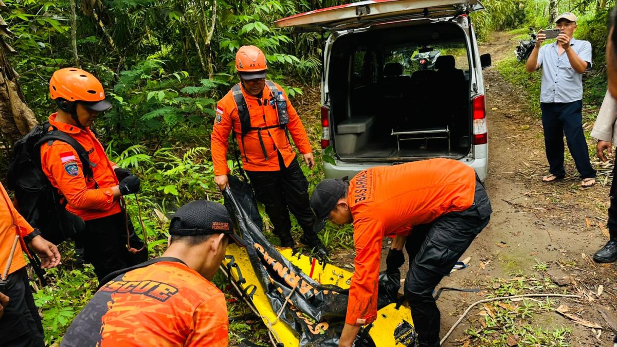 Tim Mencium Bau Amis Menyengat, Sebelum Evakuasi Mayat Dari Dasar Jurang