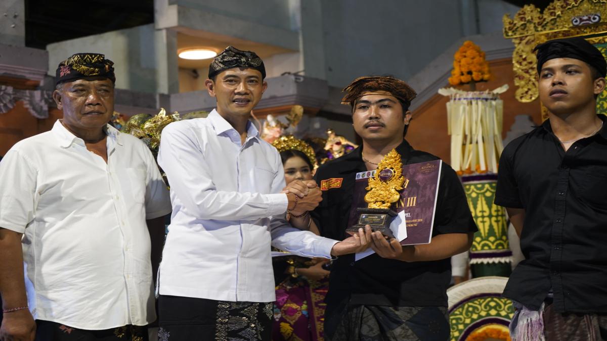 Wabup Tjok Surya Tutup Kesanga Mahotsava Fest 2026, Ratusan Peserta Tampilkan Kreativitas Lewat Ogoh-Ogoh Mini dan Tapel