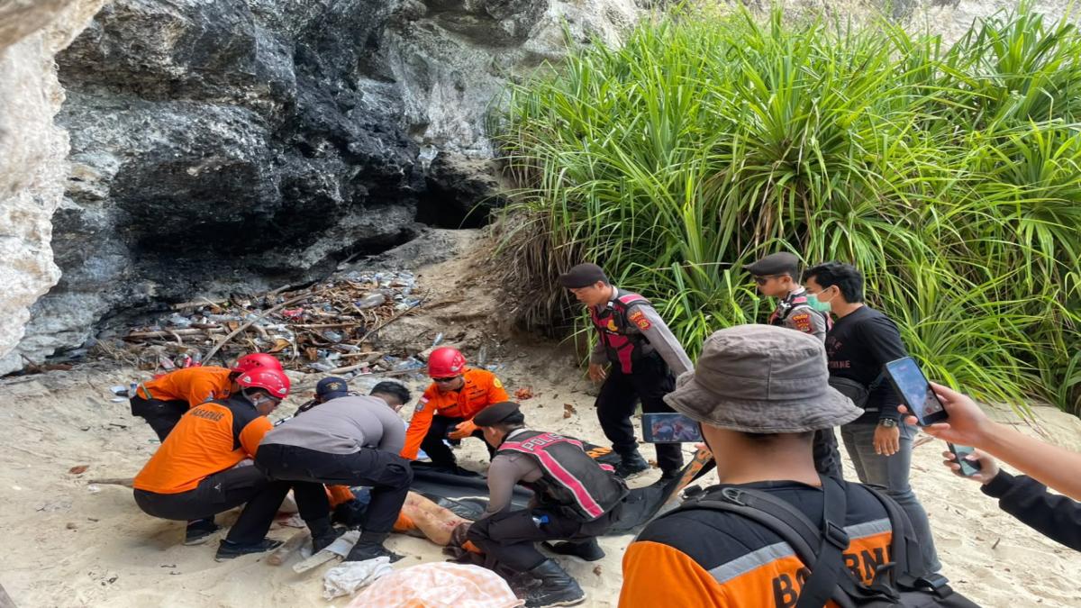 Wisatawan Australia Jatuh dari Tebing Kelingking Beach Nusa Penida, Dievakuasi dalam Kondisi Meninggal